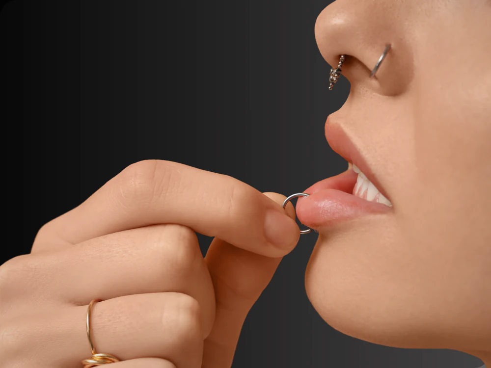 Dudak piercing örneği